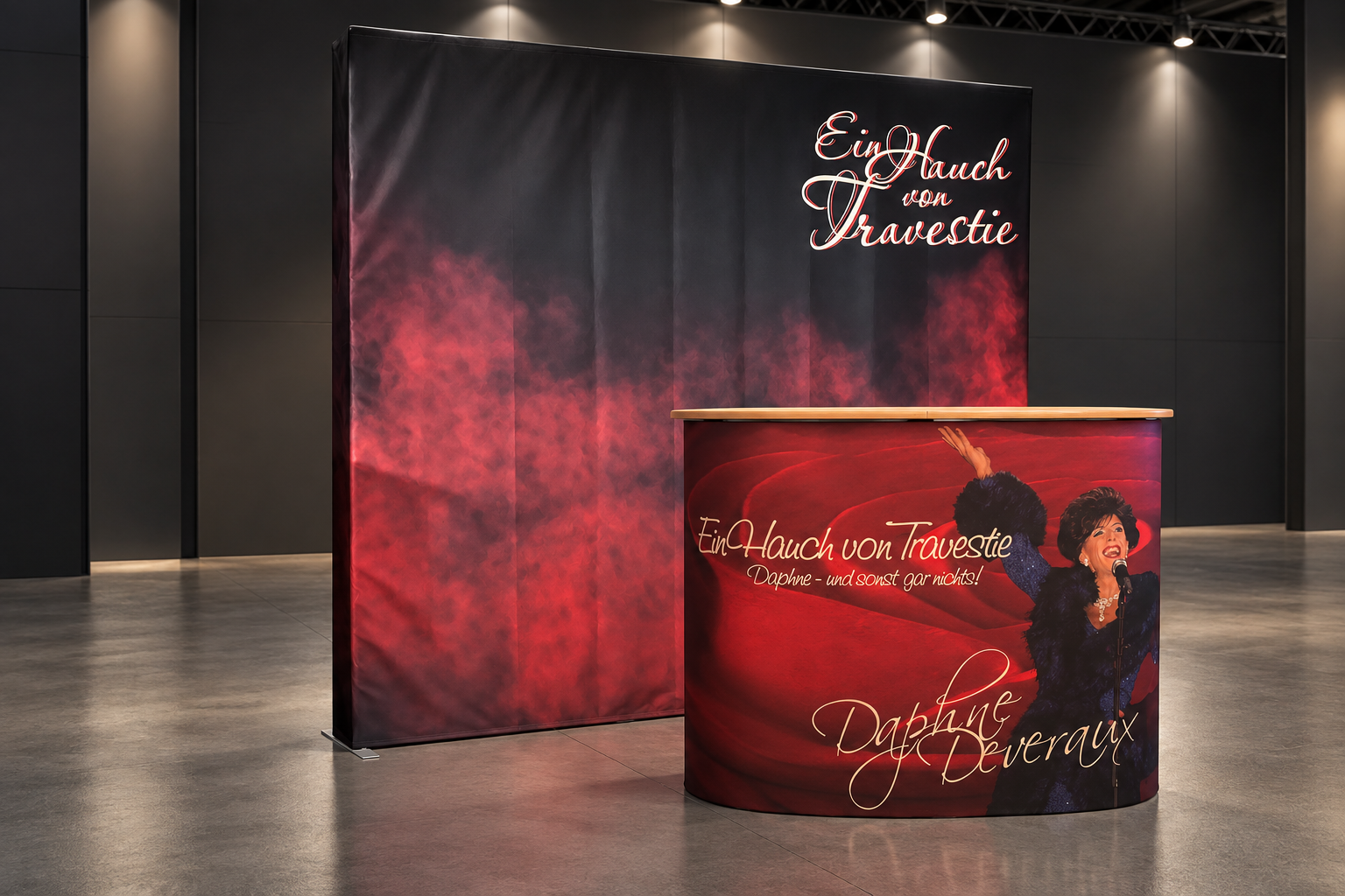 Messestand mit schwarzer und roter Rückwand sowie gebogener Theke für eine Travestie-Show