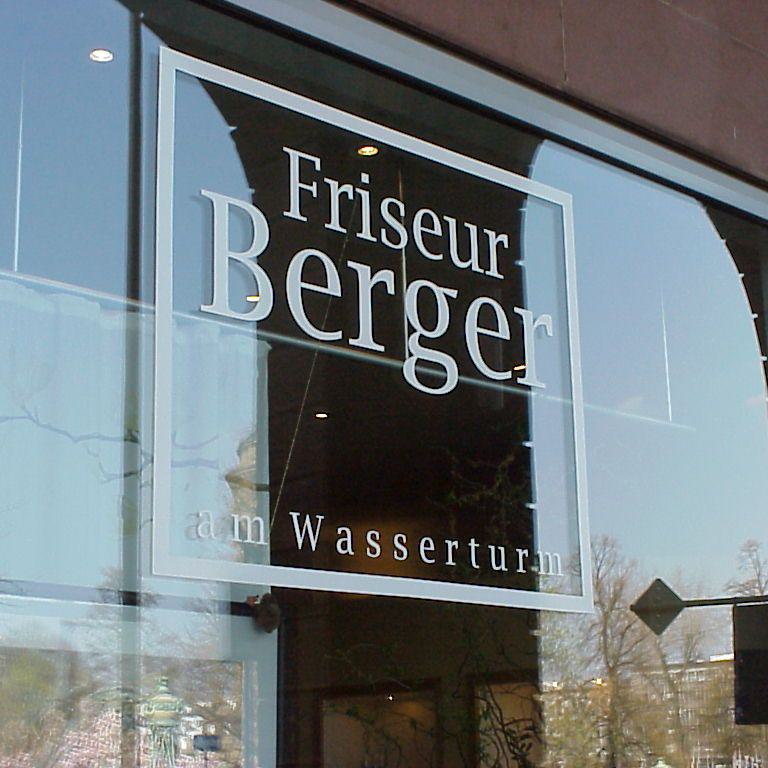 Schaufenster eines Friseursalons mit dem Schriftzug Friseur Berger am Wasserturm