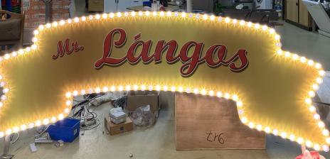 <img src="img_1852.jpg" alt="Beschriftung Logo Dach Mr. Langos">