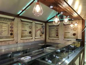 <img src="img_2590.jpg" alt="Innenschilder Mr. Langos">