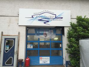 <img src="brinkmann3.jpg" alt="Schild mit großem Logo">