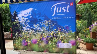<img src="03" alt="Messewand">