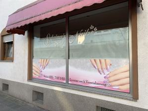 <img src="02" alt="Schaufensterbeschriftung">