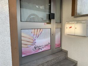 <img src="03" alt="Beschriftung Eingangstür">